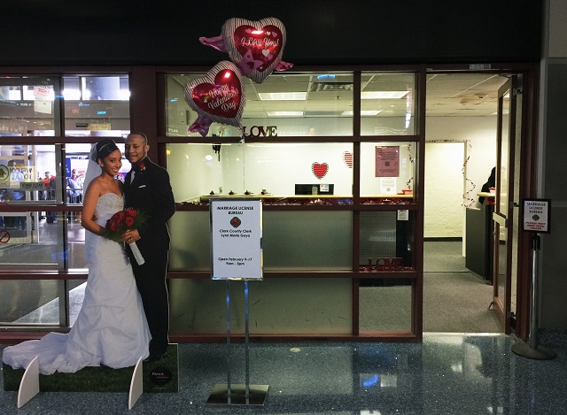 Отворена привремена канцеларија за венчавки на аеродромот во Лас Вегас за двојките кои се венчаваат токму на 31 декември