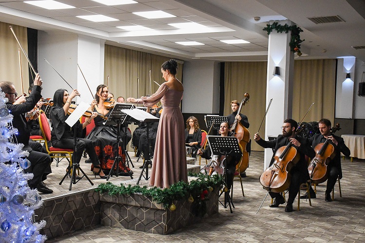 Долги аплаузи и ракоплескање во ритамот на маршот „Радецки“ на новогодишниот концерт на „Охридско лето“