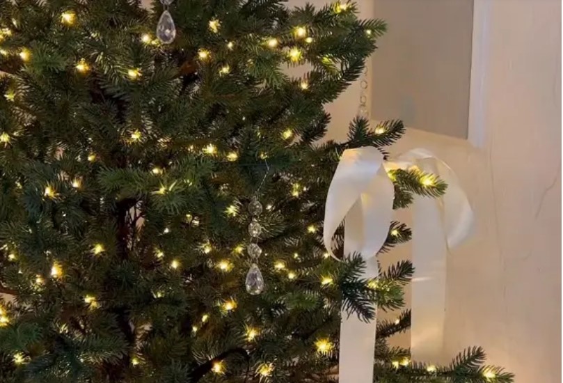 Нов тренд во китењето новогодишни елки – без украси!