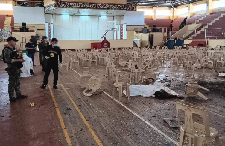 Четворица загинати и десетици повредени во бомбашки напад на католичка миса на Филипините