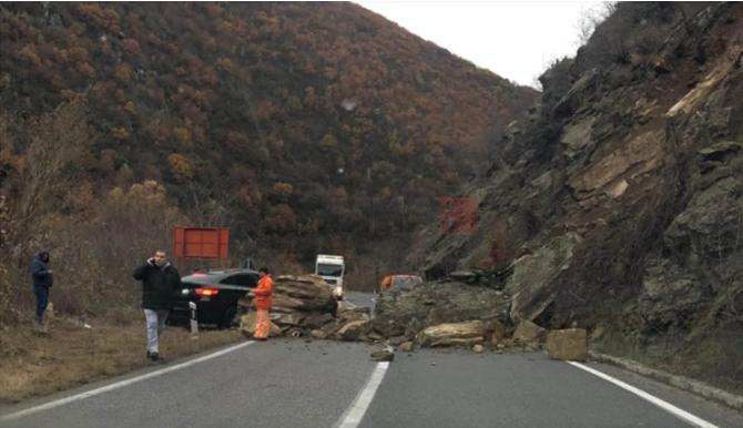 Сообраќајот се одвива по една лента: Голем одрон на патот Македонска Каменица – Кочани