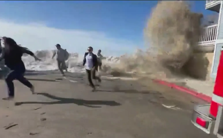 Луѓе врескаа и бегаа најбрзо што можат: Огромни бранови носат сѐ пред себе во Калифорнија