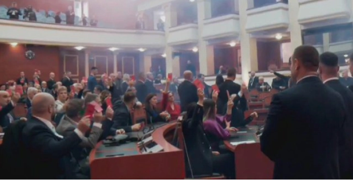 Во чад и хаос, албанскиот парламент ја изгласа новата регулатива за исклучување на пратениците