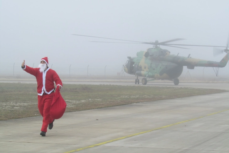 Новогодишна еуфорија насекаде: Армискиот Дедо Мраз пристигна со хеликоптер на аеродромот во Скопје