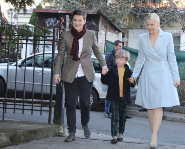 Ана Брнабиќ рака под рака со партнерката и нивниот син