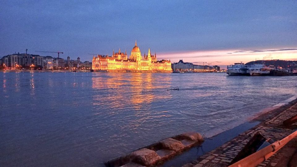 Дунав се излеа во Будимпешта, водата стигна до зградата на парламентот