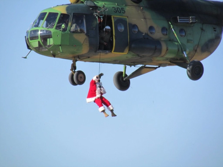 Дедо Мраз денес слетува со хеликоптер во Петровец