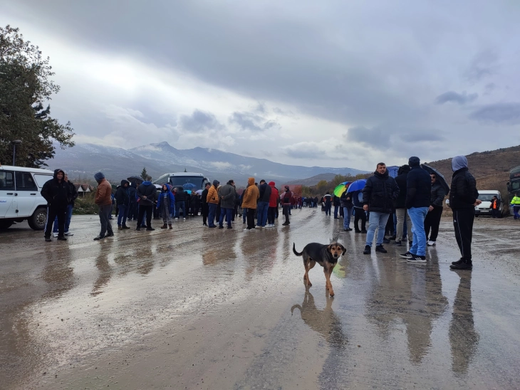Патот Градско-Прилеп блокиран во двата правци поради протест