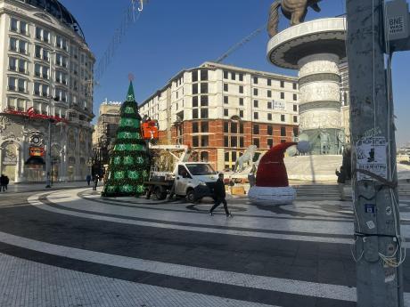 Град Скопје: Украсувањето на плоштадот, сообраќајниците и новогодишниот базар е финансирано преку јавен повик