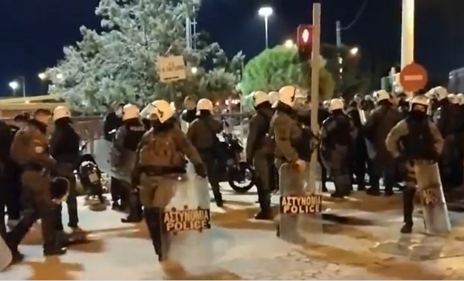 Еден повреден полицаец,  над 400 уапсени на одбојкарскиот натпревар во Грција