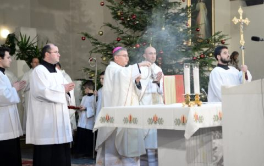 Католиците го слават Божиќ, се одбележува Христовото Раѓање