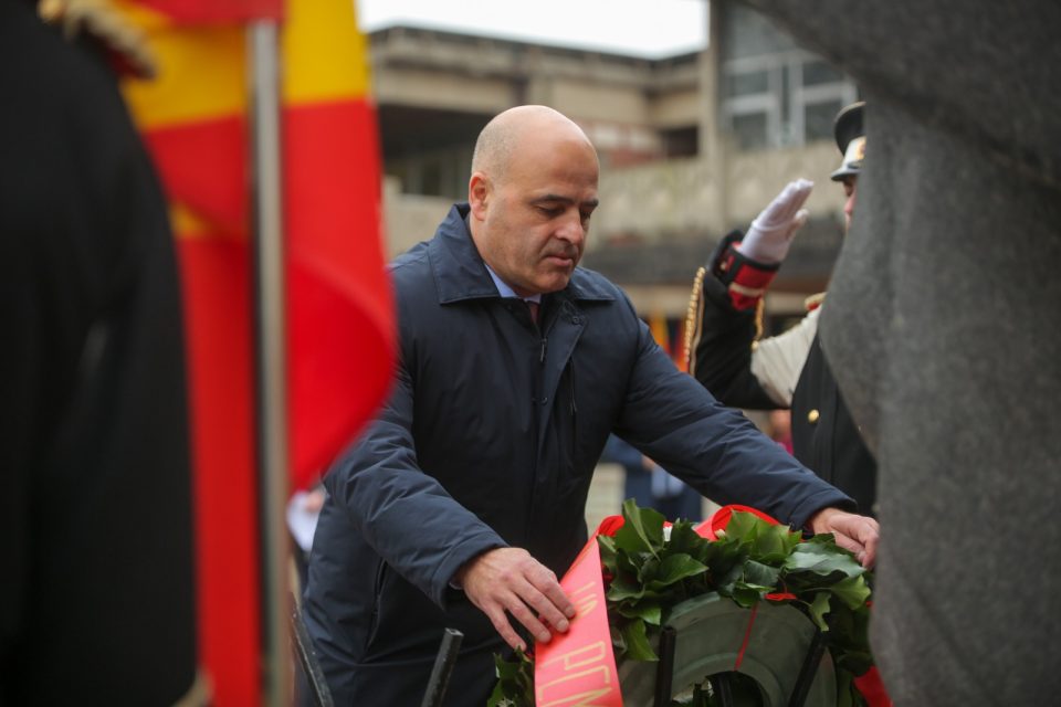 Владина делегација предводена од Ковачевски, положи цвеќе пред споменикот на Свети Климент Охридски