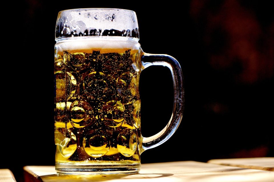 Само по две пива со помалку алкохол за навивачите на Србија и Англија на мечот во Гелзенкирхен