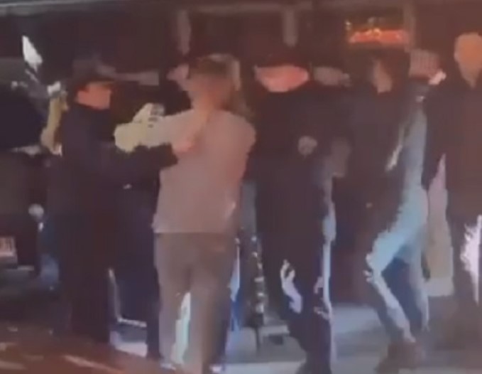 Тепачка пред кафулето на градоначалникот на Крива Паланка, меѓу тепачите бил и неговиот брат