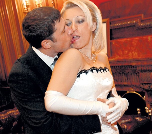 Се „лапа“ со партнерот: Вака изгледаше Марија Захарова на венчавката
