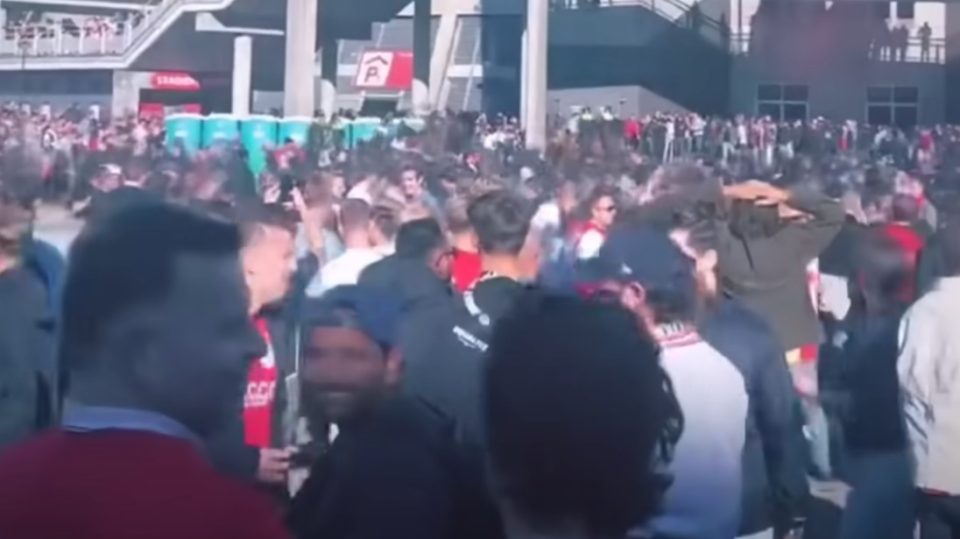 Околу 150 уапсени по судири меѓу навивачи на Ајакс и АЕК