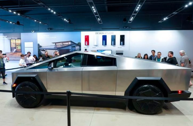 Илон Маск го претстави својот „Сајбертрак“, возилото со кое „иднината ќе изгледа како иднина“