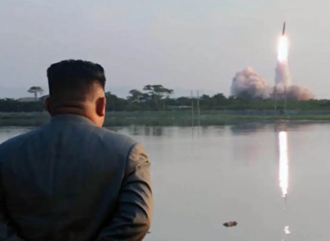 Ким Џонг-ун ги надгледува тестовите на ракетни фрлачи со „супер голем калибар“ способни да го погодат Сеул