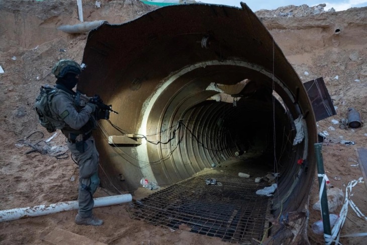 Израелците тврдат дека имаат снимка како лидерот на Хамас со семејството бега низ тунелот