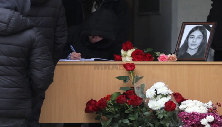 Вања прости ни, не можевме и не знаевме како да се поздравиме: Соучениците на убиеното девојче со солзи во очите и со цвеќиња во рака се потпишуваа во книгата на жалост