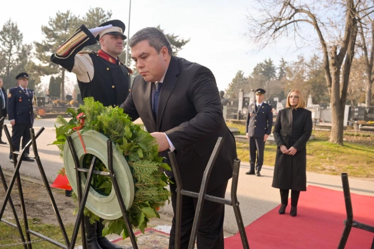 Маричиќ со владина делегација положи цвеќе на вечното почивалиште на Киро Глигоров