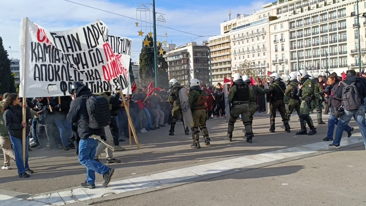 Тензии пред грчкиот Парламент на протестот на студентите против отворање приватни факултети