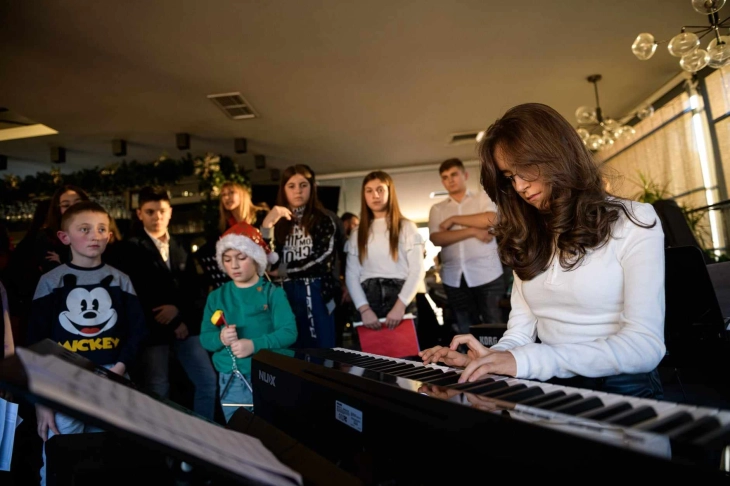 Донатори обезбедија пијано за усовршување на музички таленти од Крива Паланка