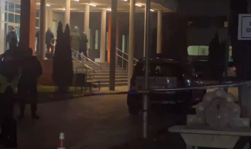 МВР за пукањето пред тетовската болница: Се трага по пет лица, двајца се повредени