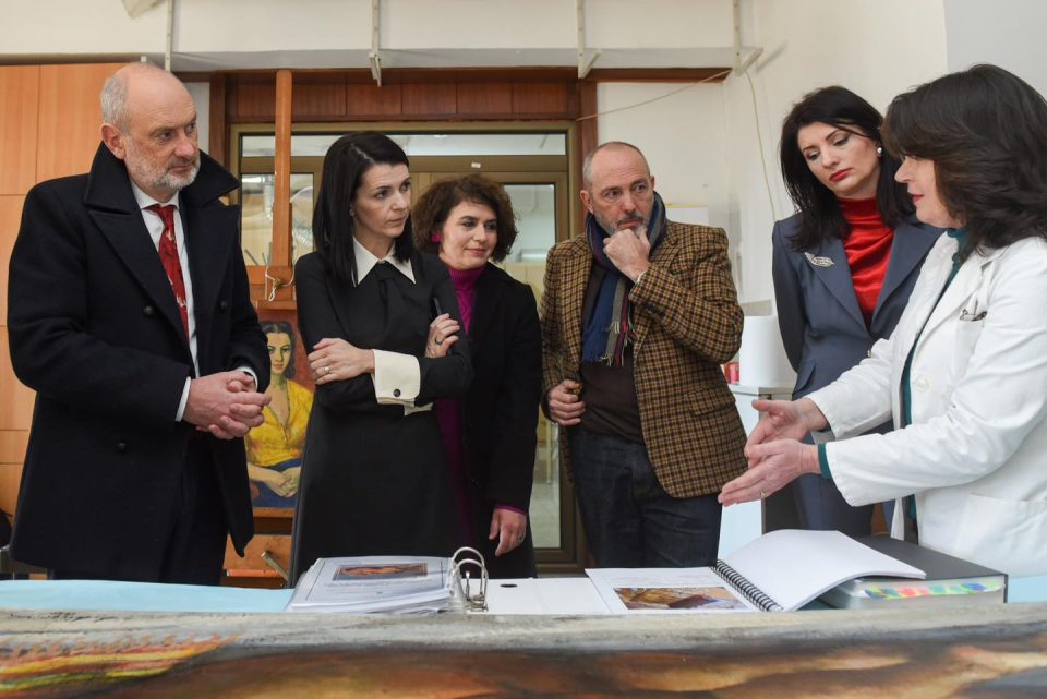Министерката за култура Костадиновска – Стојчевска и шефот на Делегација на ЕУ Гир во посета на Националниот конзерваторски центар