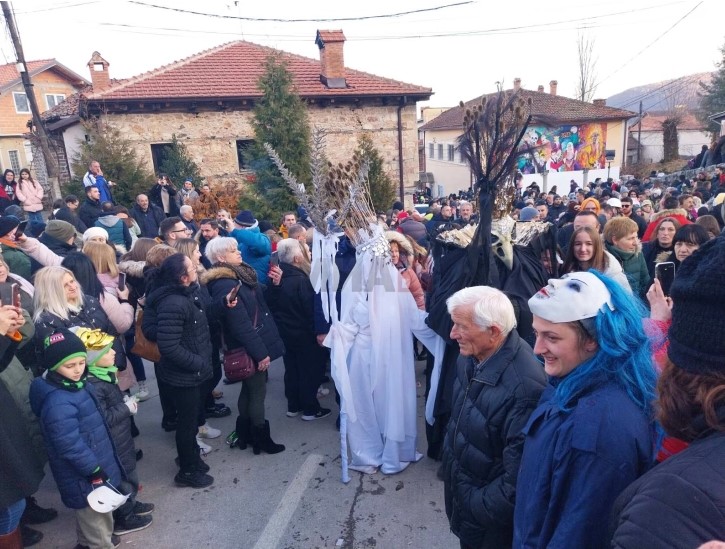 Без традиционалното василичарско оро симболично одржан Вевчанскиот карневал