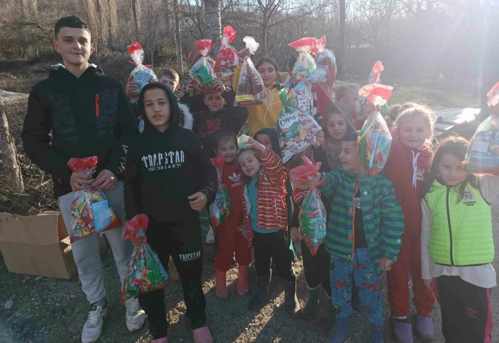 Македончињата во Требиште, Голо Брдо, добија новогодишни пакетчиња