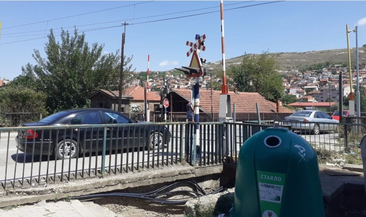 Се расипа локомотивата на товарниот воз од Солунското пристаниште и скоро два часа беше затворен преминот за возила и пешаци на новиот мост „Гемиџии“ во Велес