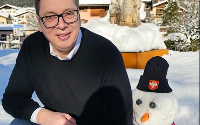 Вучиќ на Светскиот економскиот форум во Швајцарија направи снешко за синот