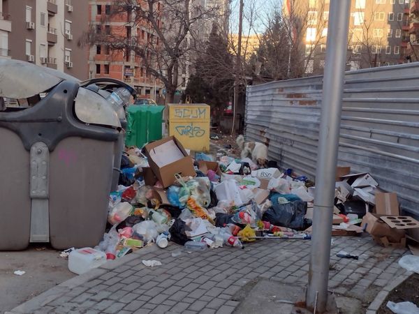 Општина Аеродром: Службите на Град Скопје повторно го оставија Аеродром затрупан во ѓубр