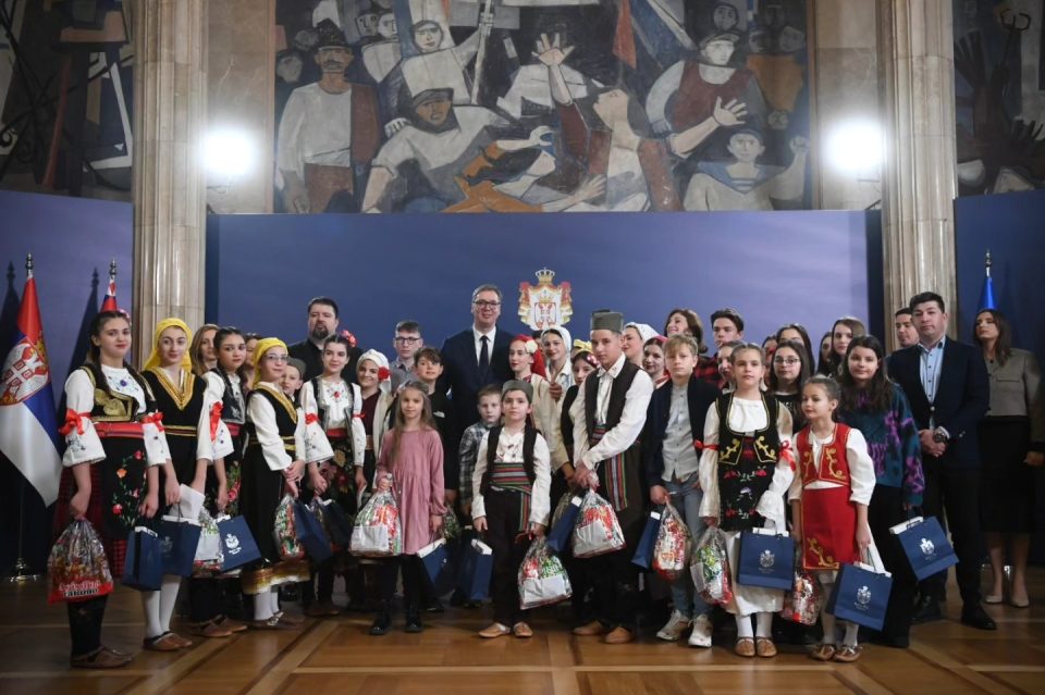 Вучиќ на гости прими српски деца од Македонија: „Чувајте ги нашата култура и обичаите“