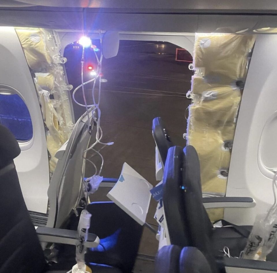 Авион принудно слета откако прозорец и страничен ѕид се откорнаа