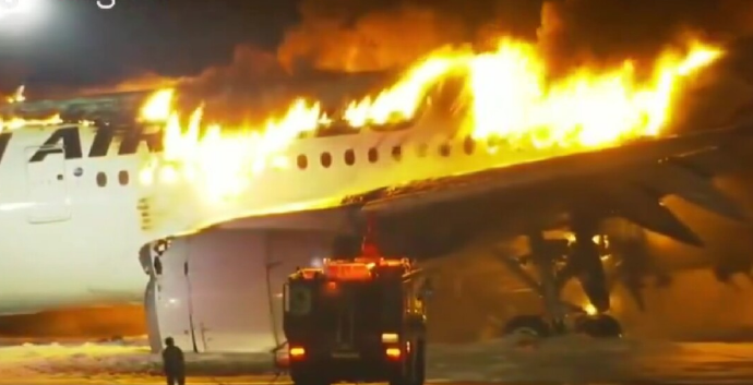 Јапонија е тоа: За 90 секунди беа евакуирани речиси 400 луѓе од запален авион
