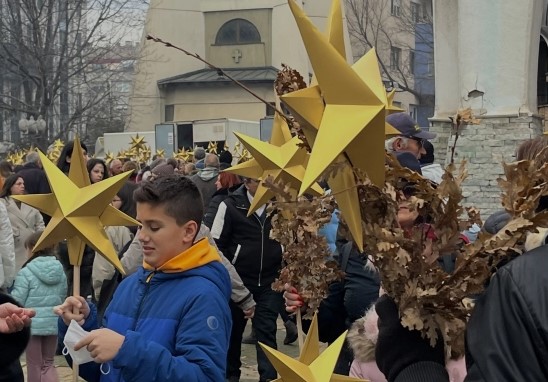 „Почувствувај радост“: Детската бадникова поворка во Скопје
