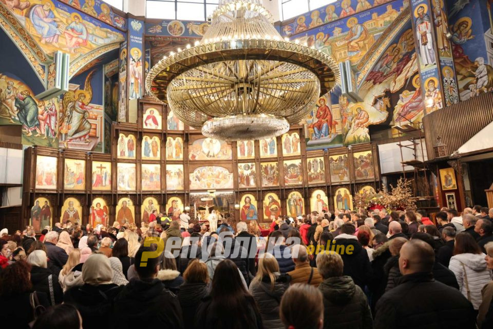 Со централна литургија во Соборен храм и литургии во сите храмови на МПЦ се одбележува Рождеството Христово-Божик