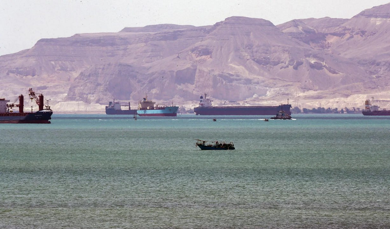 Приходите од Суецкиот канал се речиси преполовени поради јеменските Хути