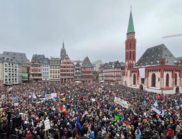 Над 100.000 луѓе во Гермaнија на протести против екстремната десница