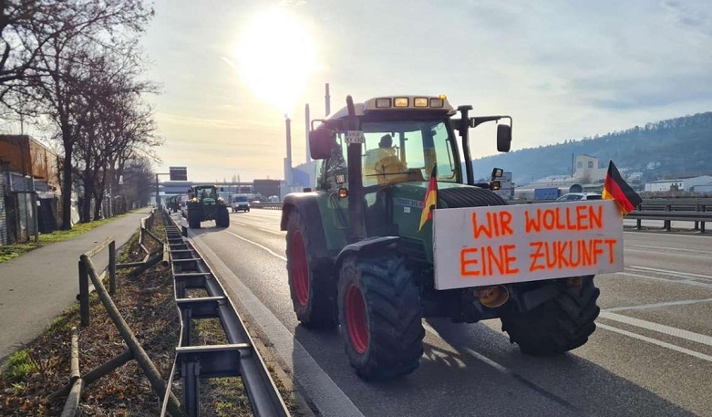 Германските земјоделци го попречуваат пристапот до аеродромот во Франкфурт