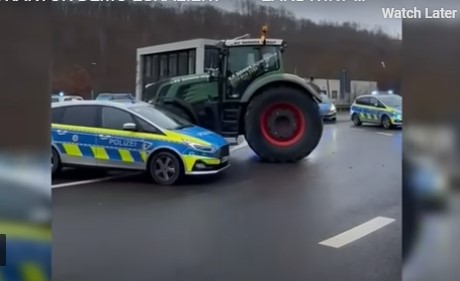 Трактор на штрајкот на фармери смачка полициска кола во Германија