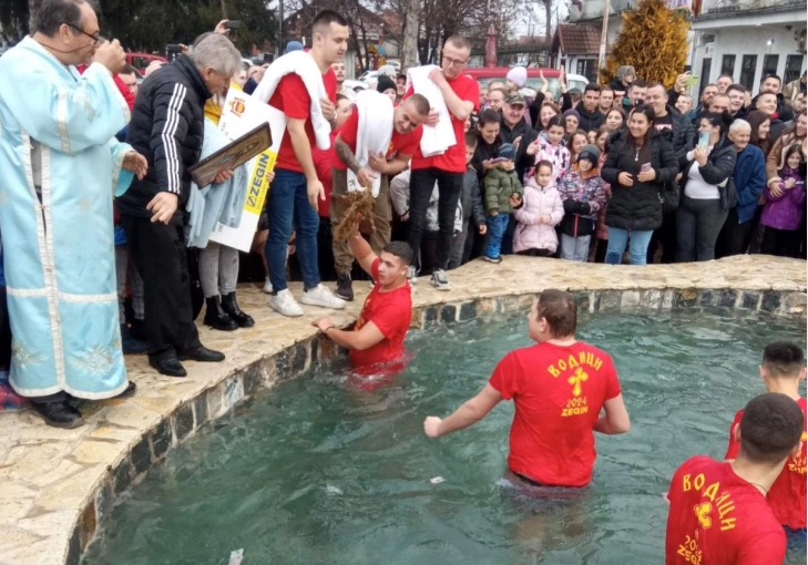 15-годишниот Илија Адамчевски го извлече светиот крст од црковниот базен во тетовска Брвеница