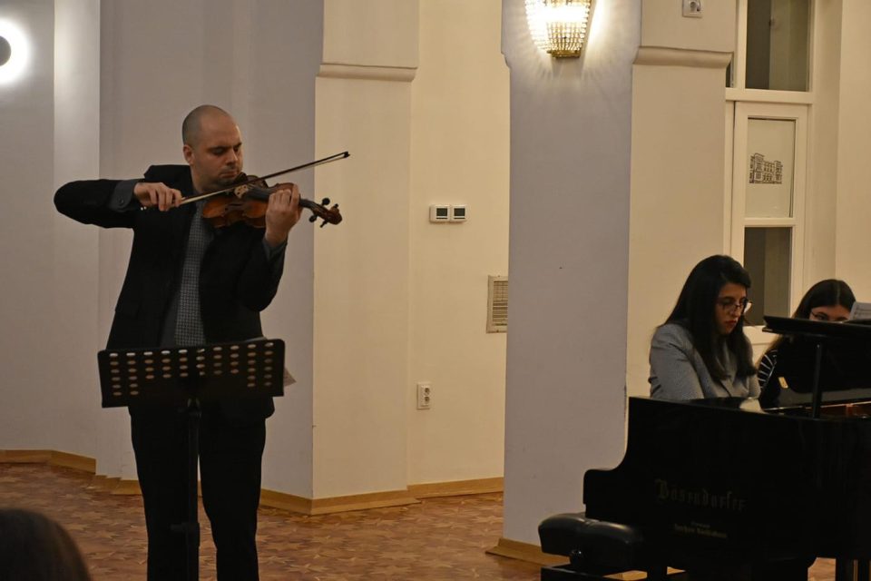 Со хуманитарниот концерт „Калеидоскоп на звукот” во Офицерскиот дом почна концертната сезона во КИЦ Битола