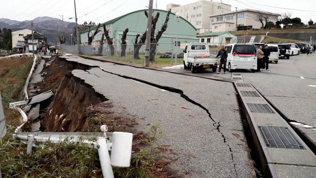 Се нишаат цели згради, се дроби асфалтот, паѓаат бандери и куќи: Еве како изгледаше земјотресот од 7,6 степени што ја погоди Јапонија