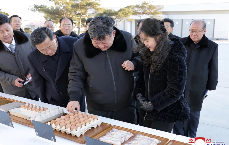 Со ќерката посети фарма со кокошки: На севернокорејскиот лидер му е роденден, полни 40 години?