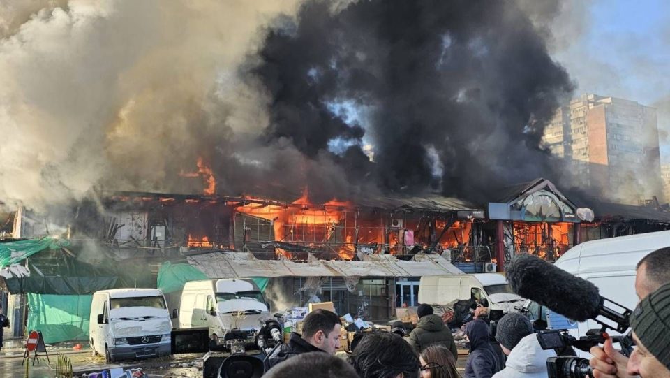 „Ако експлодираат плинските боци, толку од нас“ – гори Кинескиот трговски во Белград