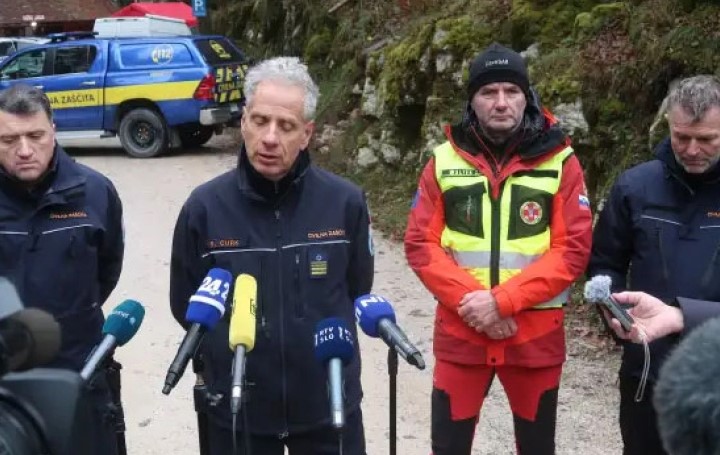 Пет лица се заробени во пештера во Словенија