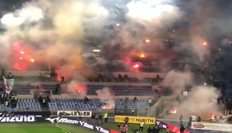 Навивачите на Рома и Лацио се гаѓаа со факели